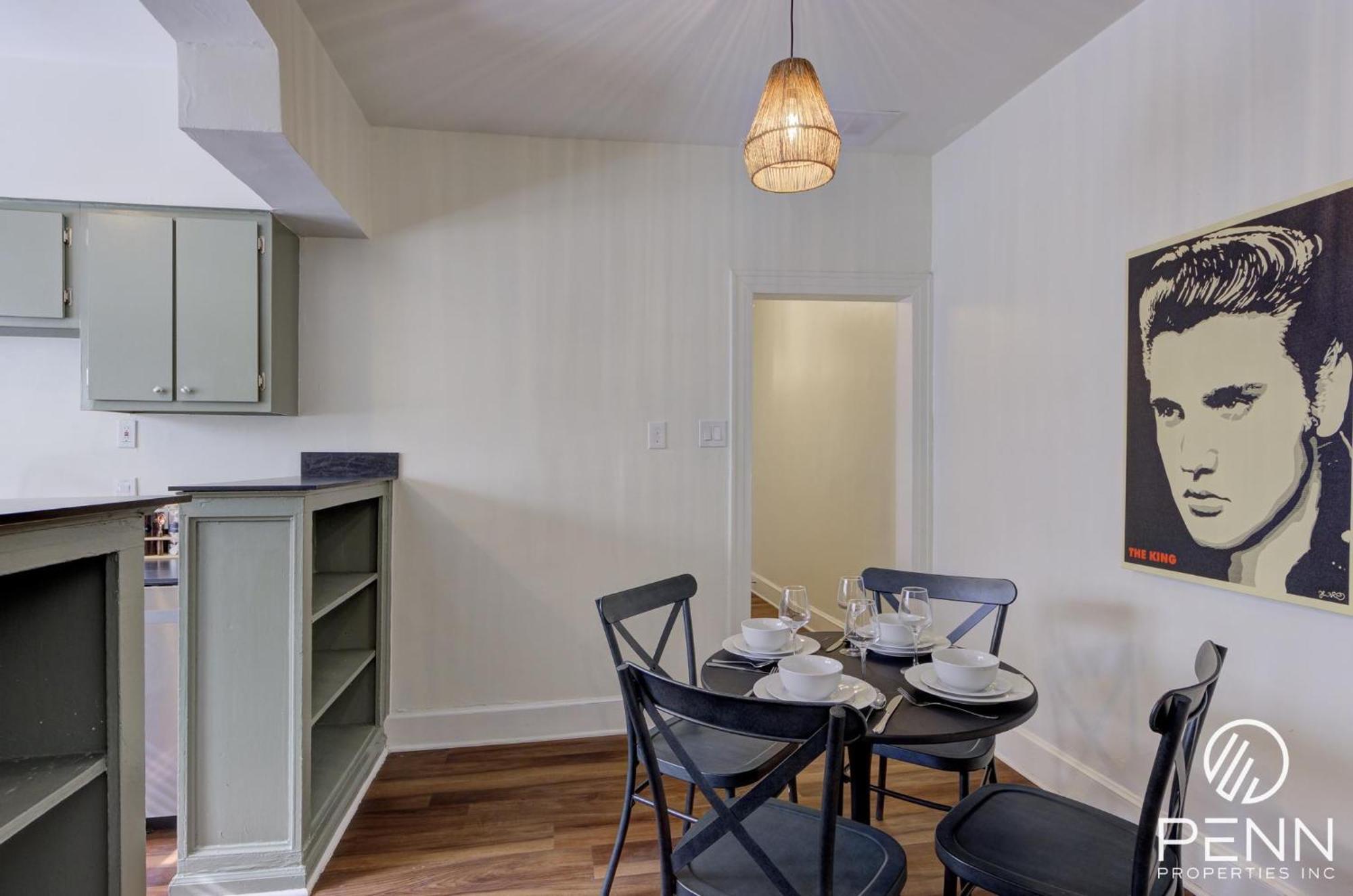 Urban Retreat In Historic Apartment *